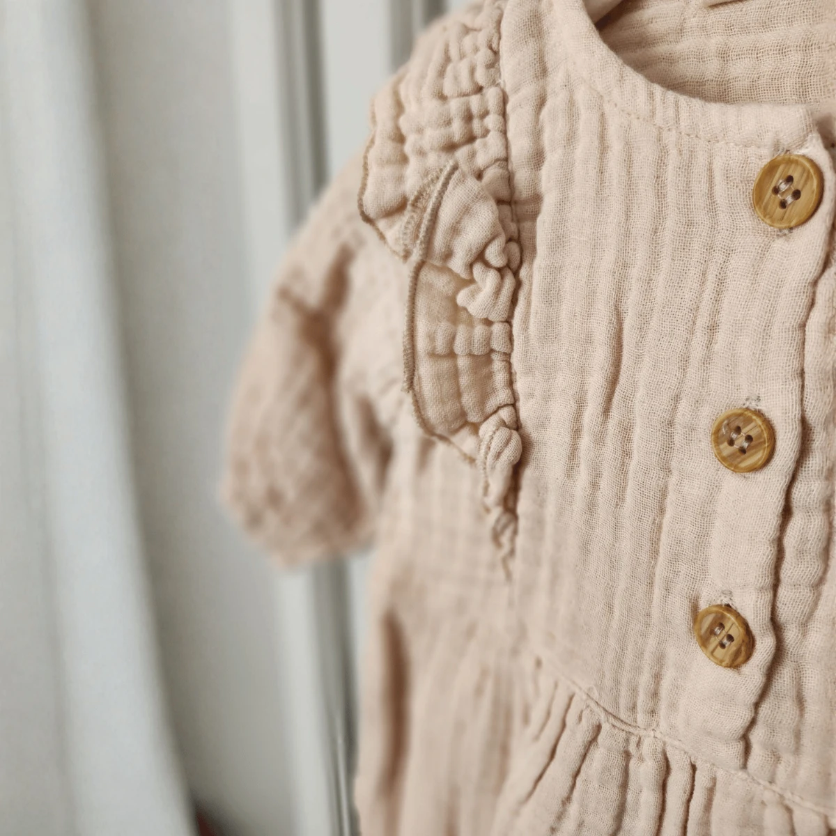 Fırfırlı Bej %100 Pamuk Müslin Kız Bebek Tulum (Yumuşak & Nefes Alan)